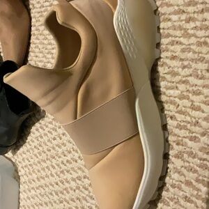 J/SLIDES  Womens Manic Comfort Sneakers Beige 7.5